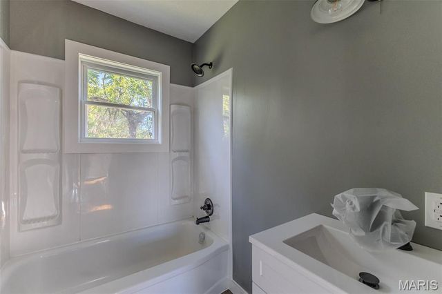 406 Perry St, Lebanon, MO 65536