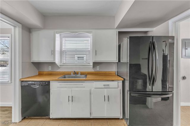 595 Oakmoor Road, Bay Village, OH 44140