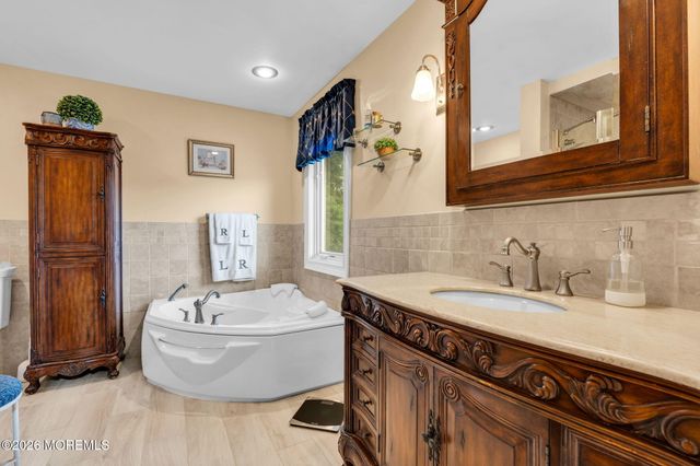 3 Peachtree Lane, Manalapan, NJ 07726