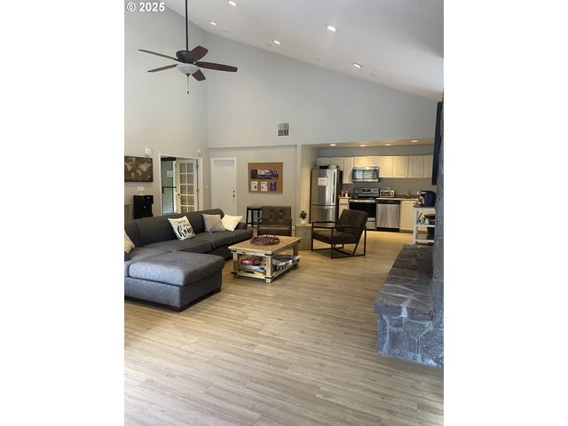 9872 Se TALBERT St, Clackamas, OR 97015