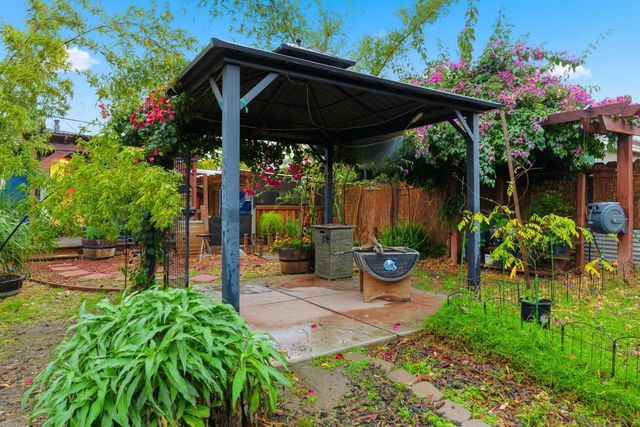 405 E Edison St, Manteca, CA 95336