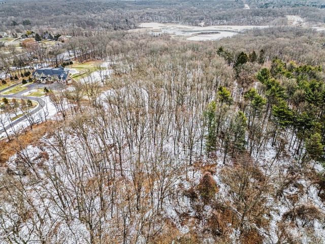 3277 S Milford Road, Highland Charter Township, MI 48357