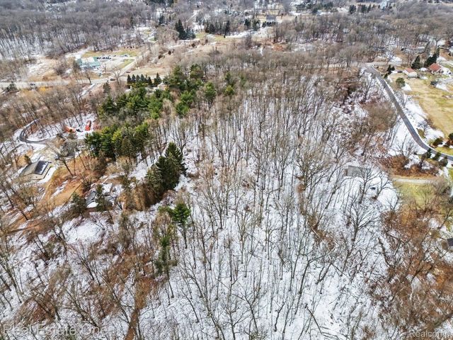 3277 S Milford Road, Highland Charter Township, MI 48357