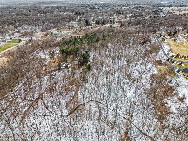 3277 S Milford Road, Highland Charter Township, MI 48357