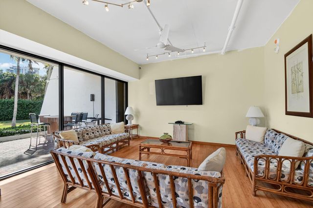 5200 N Flagler Drive SE 2006, West Palm Beach, FL 33407