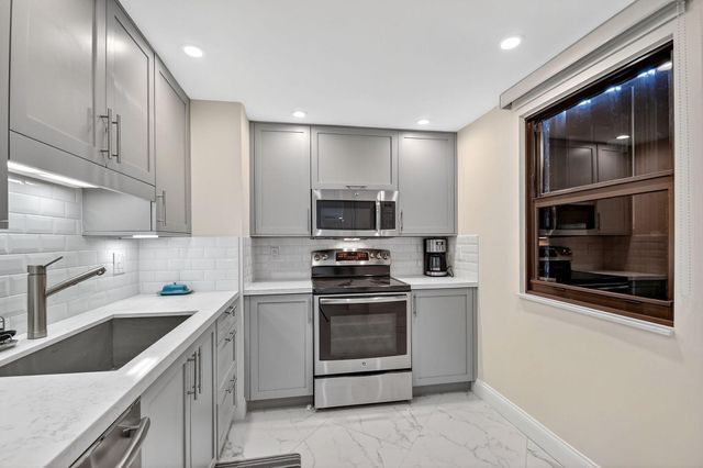 5200 N Flagler Drive SE 2006, West Palm Beach, FL 33407