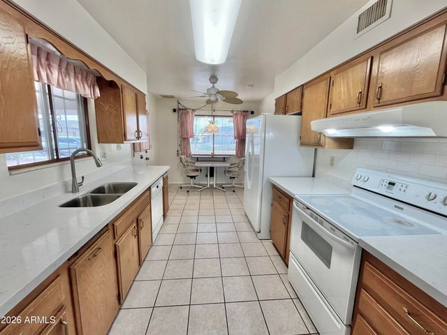 10527 W PRAIRIE HILLS Circle, Sun City, AZ 85351