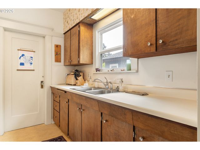 1916 Ne 52ND Ave, Portland, OR 97213