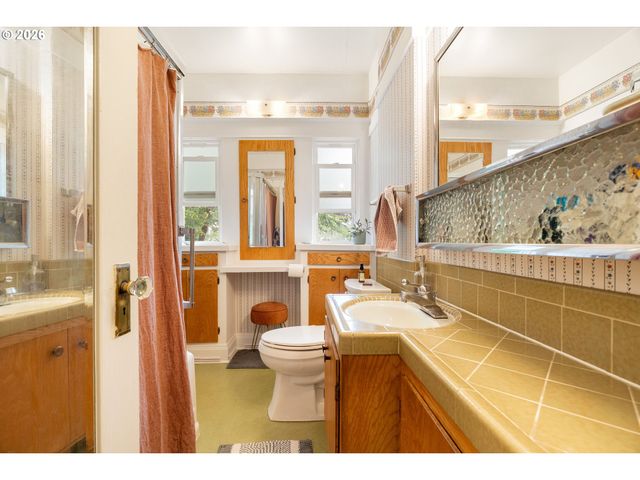 1916 Ne 52ND Ave, Portland, OR 97213