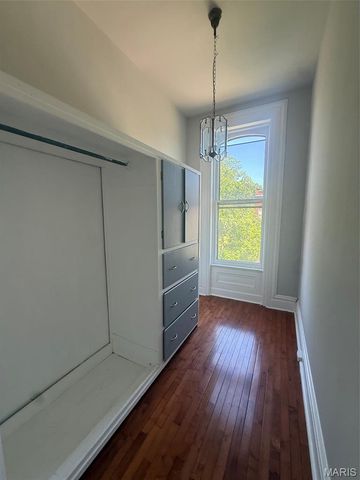 1725 Oregon Place, St Louis, MO 63104