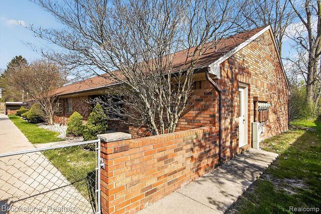 23056 Harrington Street, Clinton Township, MI 48036