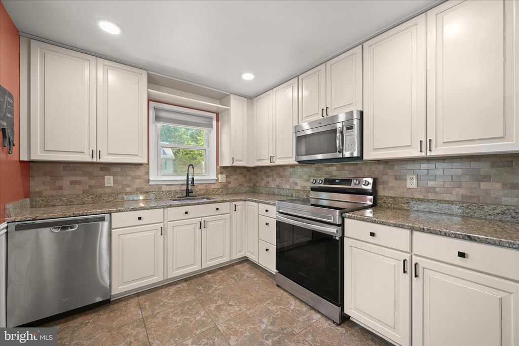 Image 7 of property listing at 9315 MADISON AVE, Laurel, MD 20723