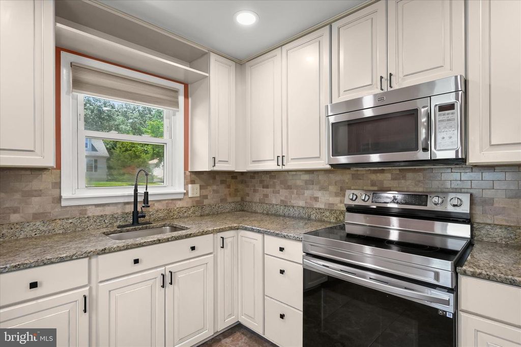 Image 8 of property listing at 9315 MADISON AVE, Laurel, MD 20723