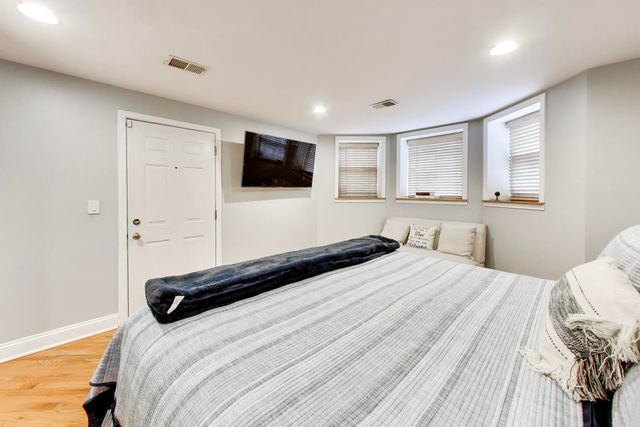 5201 S BLACKSTONE Avenue 1W, Chicago, IL 60615
