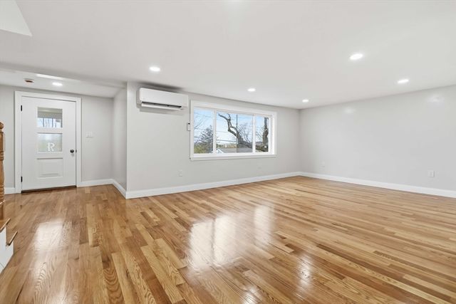 123 Pine Hill Cir, Waltham, MA 02451