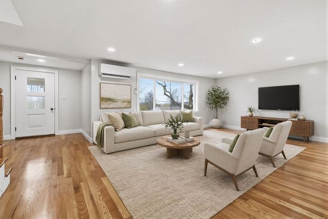 123 Pine Hill Cir, Waltham, MA 02451