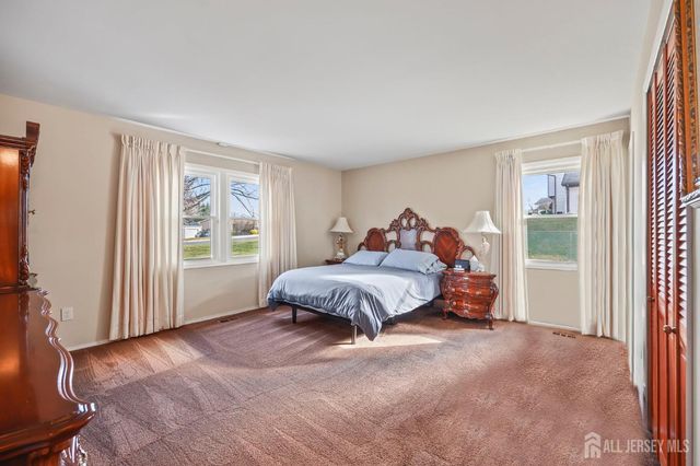 2 Varnum Lane, Manalapan, NJ 07726