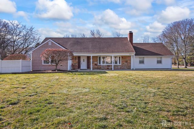 2 Varnum Lane, Manalapan, NJ 07726