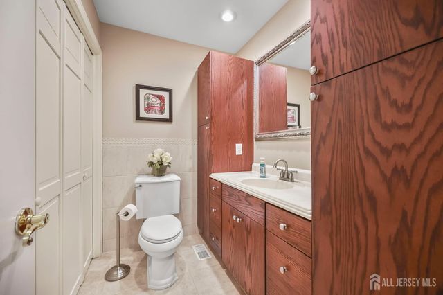 2 Varnum Lane, Manalapan, NJ 07726