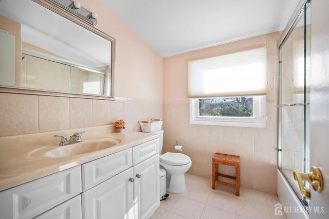 2 Varnum Lane, Manalapan, NJ 07726