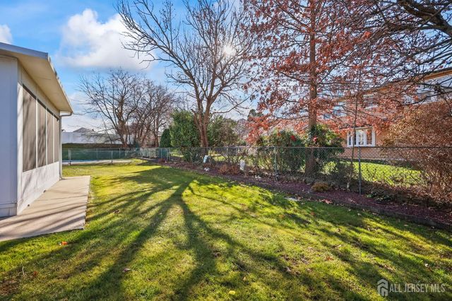 2 Varnum Lane, Manalapan, NJ 07726