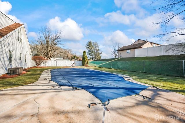 2 Varnum Lane, Manalapan, NJ 07726