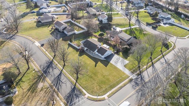 2 Varnum Lane, Manalapan, NJ 07726