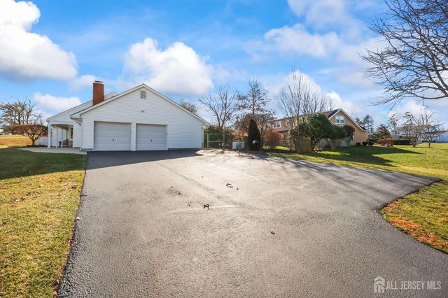 2 Varnum Lane, Manalapan, NJ 07726