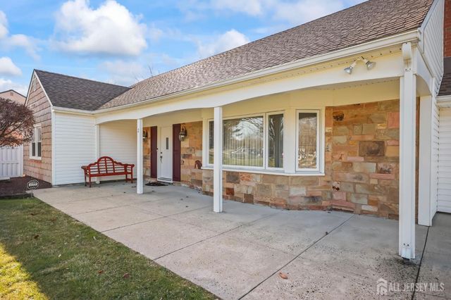 2 Varnum Lane, Manalapan, NJ 07726