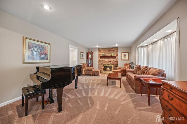 2 Varnum Lane, Manalapan, NJ 07726