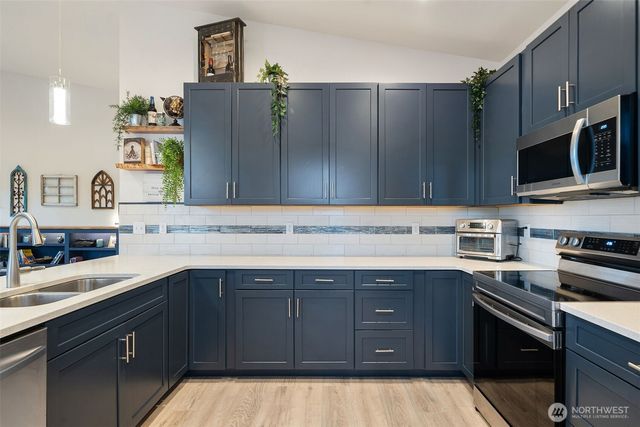 17 E Sellegren Road, Allyn, WA 98524