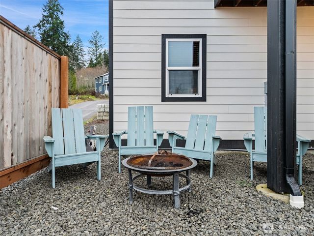 17 E Sellegren Road, Allyn, WA 98524