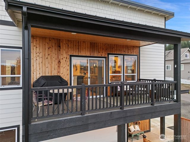 17 E Sellegren Road, Allyn, WA 98524