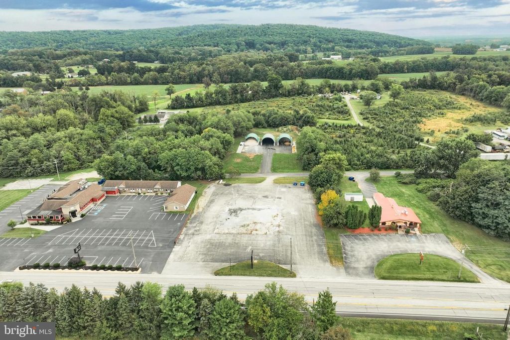 6431 YORK RD, New Oxford, PA 17350