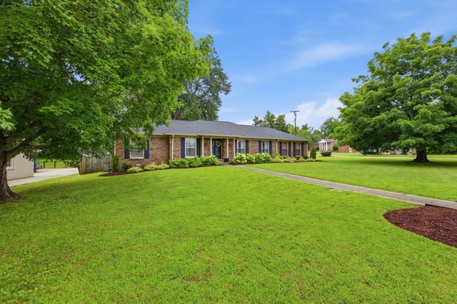 717 Harpeth Bend Dr, Nashville, TN 37221