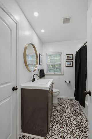 717 Harpeth Bend Dr, Nashville, TN 37221