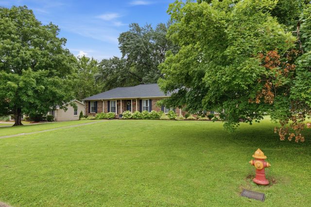 717 Harpeth Bend Dr, Nashville, TN 37221
