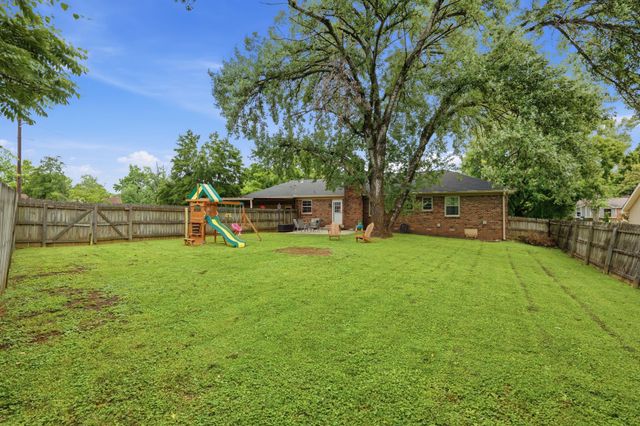 717 Harpeth Bend Dr, Nashville, TN 37221