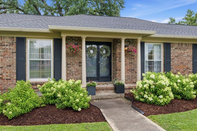 717 Harpeth Bend Dr, Nashville, TN 37221
