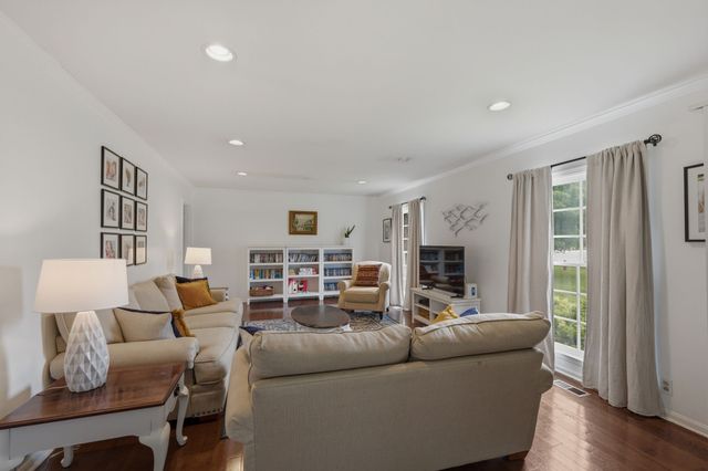 717 Harpeth Bend Dr, Nashville, TN 37221