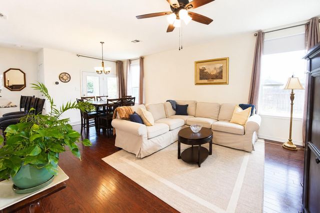 102 Landing LN, New Braunfels, TX 78130