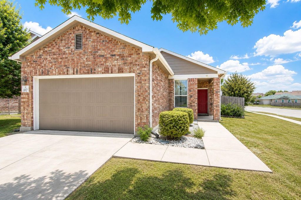 102 Landing LN, New Braunfels, TX 78130