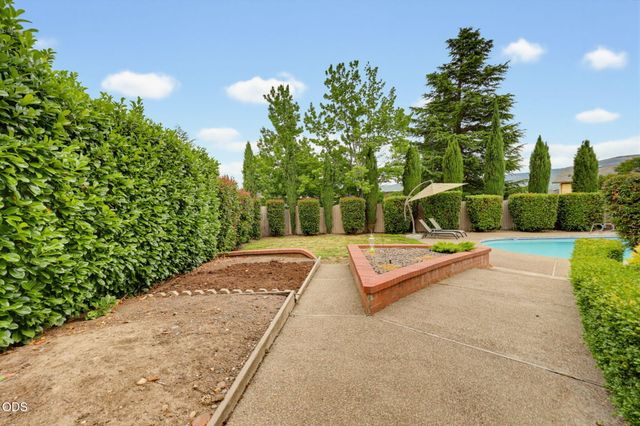 2489 Nieto Way, Medford, OR 97504