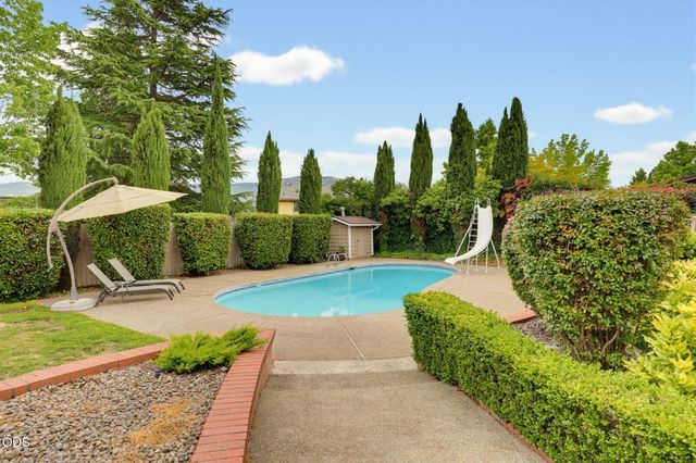 2489 Nieto Way, Medford, OR 97504