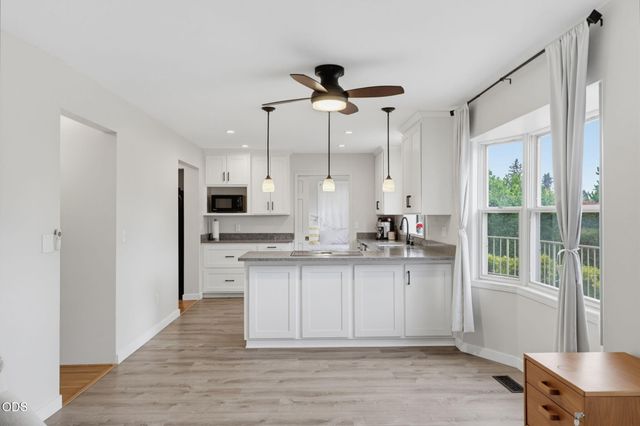 2489 Nieto Way, Medford, OR 97504