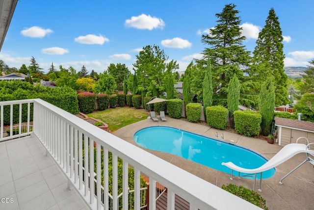 2489 Nieto Way, Medford, OR 97504