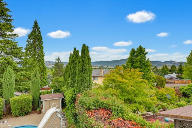 2489 Nieto Way, Medford, OR 97504