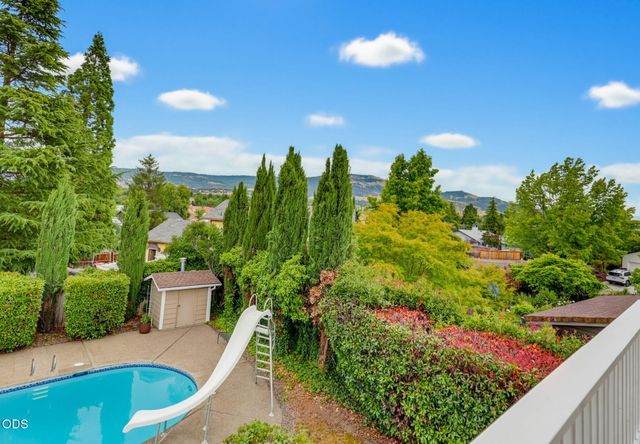 2489 Nieto Way, Medford, OR 97504
