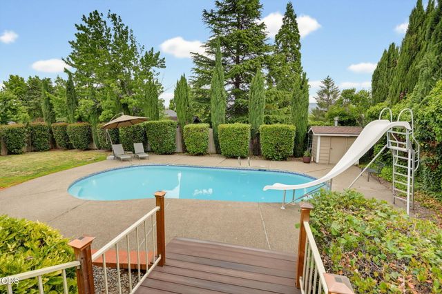 2489 Nieto Way, Medford, OR 97504
