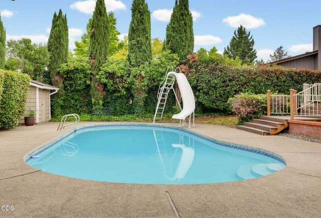2489 Nieto Way, Medford, OR 97504